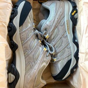 Merrell Moab 3 Women's Hiking Shoes NWT!